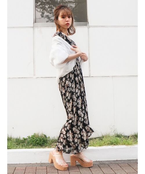 dazzlin（ダズリン）の「クリンクルフラワーロングワンピース（ワンピース・レディース・アイボリー/ブラック/ラベンダー・SMALL/MEDIUM）」の8枚目の写真