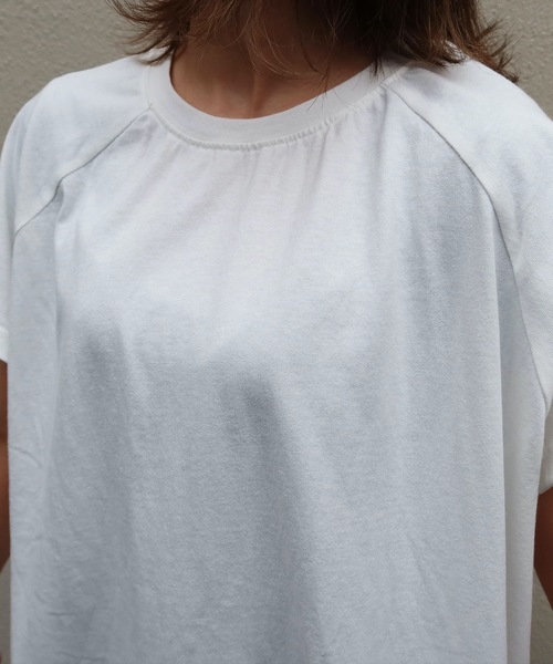 Riberry(リベリー)の「バックスリット入りラグランTシャツ(Tシャツ/カットソー・レディース・ベージュ/オフホワイト/ブルー/ライトグリーン/スミクロ・FREE)」の11枚目の写真