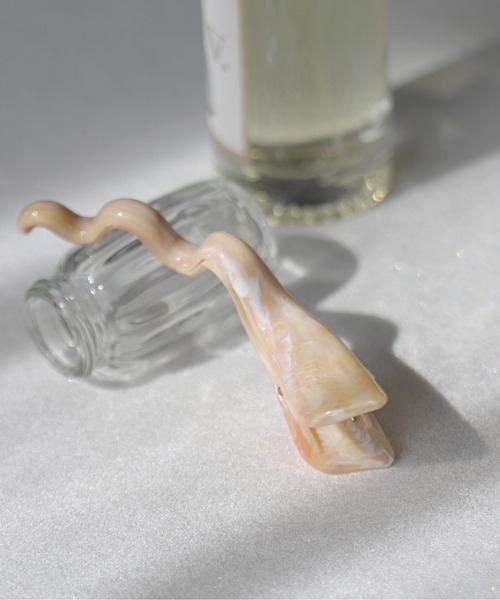 ANEMONE（アネモネ）の「ドイツ製C-Waveヘアクリップ（バレッタ/ヘアクリップ・レディース・グレー/クリア/ベージュ/ブラウン/ブラック/アイボリー/グリーン/オレンジ/ホワイト/マルチ/レインボー/ホワイト系その他2/キャメル/パープル/シルバー・FREE）」の2枚目の写真