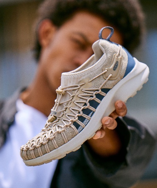 KEEN(キーン)の「REBIRTH PROJECT×KEEN/リバースプロジェクト×キーン UNEEK SNK / ユニークスニーク(スニーカー・メンズ・サンドベージュ・25cm/25.5cm/26cm/26.5cm/27cm/27.5cm/28cm/28.5cm/29cm)」の1枚目の写真