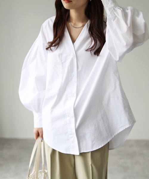 4youstory（フォーユーストーリー）の「パフスリーブVネックシャツ（シャツ/ブラウス・レディース・ホワイト/ブラック・FREE）」の2枚目の写真