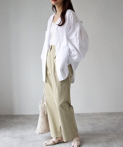 4youstory（フォーユーストーリー）の「パフスリーブVネックシャツ（シャツ/ブラウス・レディース・ホワイト/ブラック・FREE）」の3枚目の写真