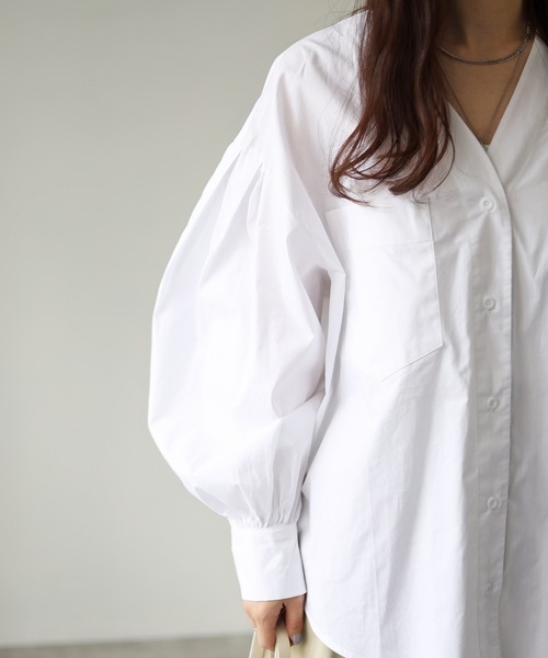 4youstory（フォーユーストーリー）の「パフスリーブVネックシャツ（シャツ/ブラウス・レディース・ホワイト/ブラック・FREE）」の4枚目の写真