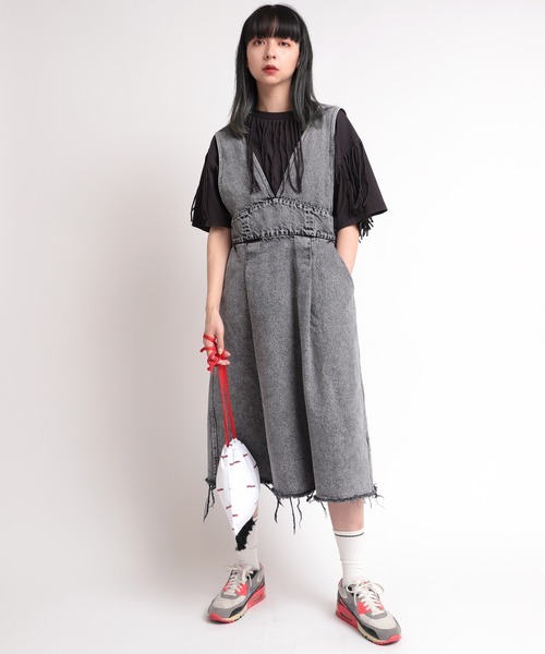 RNA(アールエヌエー)の「G1017 デニムサイドジップジャンスカ(ジャンパースカート・レディース・ブラック系その他/ケミカルウォッシュ・MEDIUM)」の2枚目の写真