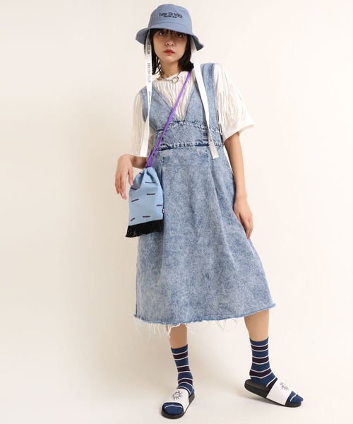 RNA(アールエヌエー)の「G1017 デニムサイドジップジャンスカ(ジャンパースカート・レディース・ブラック系その他/ケミカルウォッシュ・MEDIUM)」の1枚目の写真