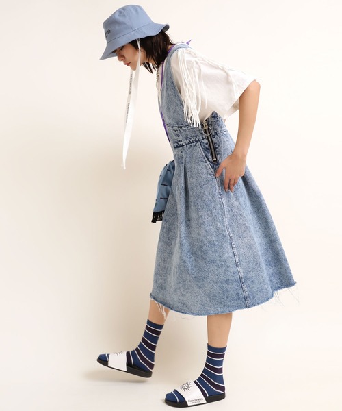 RNA(アールエヌエー)の「G1017 デニムサイドジップジャンスカ(ジャンパースカート・レディース・ブラック系その他/ケミカルウォッシュ・MEDIUM)」の16枚目の写真