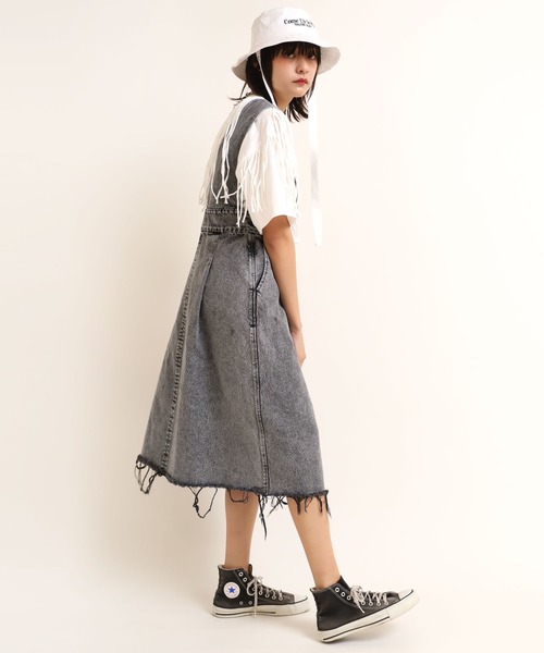 RNA(アールエヌエー)の「G1017 デニムサイドジップジャンスカ(ジャンパースカート・レディース・ブラック系その他/ケミカルウォッシュ・MEDIUM)」の6枚目の写真