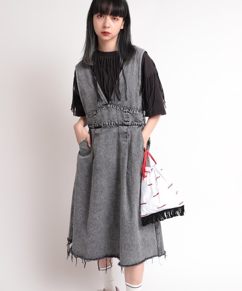 RNA(アールエヌエー)の「G1017 デニムサイドジップジャンスカ(ジャンパースカート・レディース・ブラック系その他/ケミカルウォッシュ・MEDIUM)」の3枚目の写真