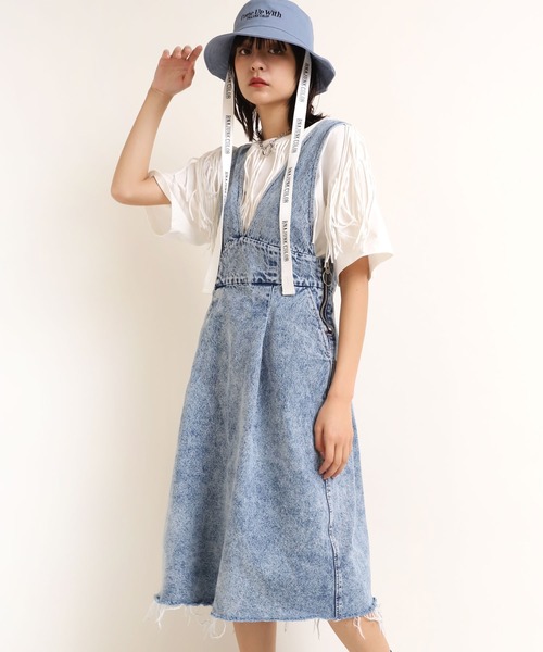 RNA(アールエヌエー)の「G1017 デニムサイドジップジャンスカ(ジャンパースカート・レディース・ブラック系その他/ケミカルウォッシュ・MEDIUM)」の5枚目の写真