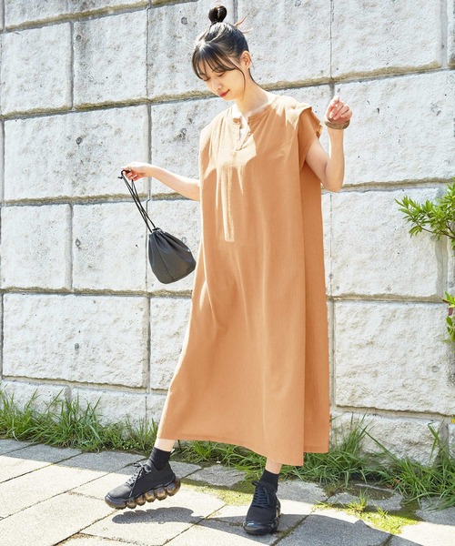 mikke（ミッケ）の「ショルダータックバックスリットキーネックワンピース（ワンピース・レディース・ブラック/ブラウン/カーキ/アイボリー・FREE）」の3枚目の写真