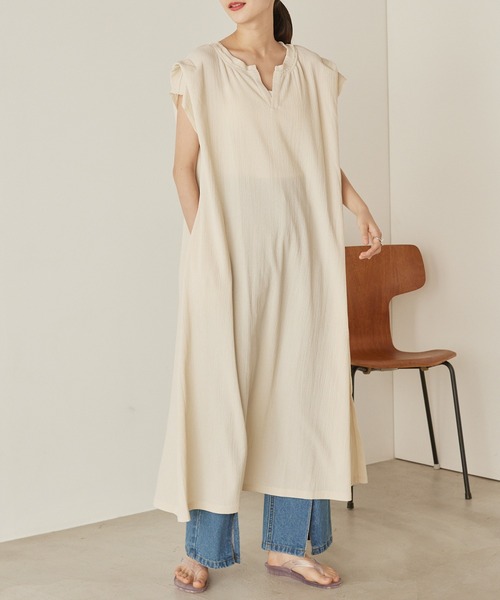 mikke（ミッケ）の「ショルダータックバックスリットキーネックワンピース（ワンピース・レディース・ブラック/ブラウン/カーキ/アイボリー・FREE）」の2枚目の写真