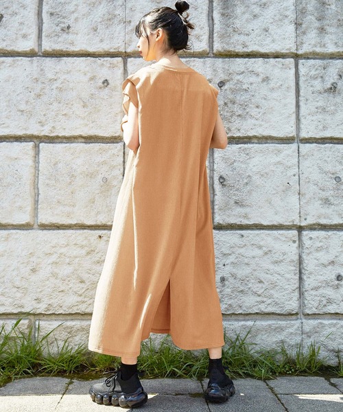 mikke（ミッケ）の「ショルダータックバックスリットキーネックワンピース（ワンピース・レディース・ブラック/ブラウン/カーキ/アイボリー・FREE）」の6枚目の写真