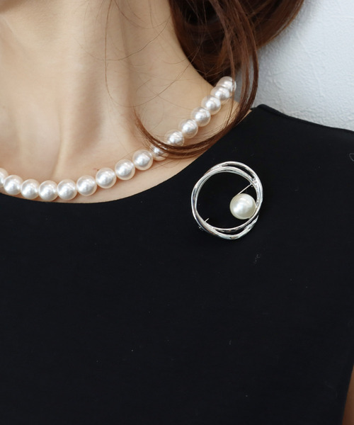 Three Four Time（ｽﾘｰﾌｫｰﾀｲﾑ）の「メタルサークルパールブローチ【入卒/フォーマル/デイリー】（ブローチ/コサージュ・レディース・シルバー/ゴールド・FREE）」の2枚目の写真