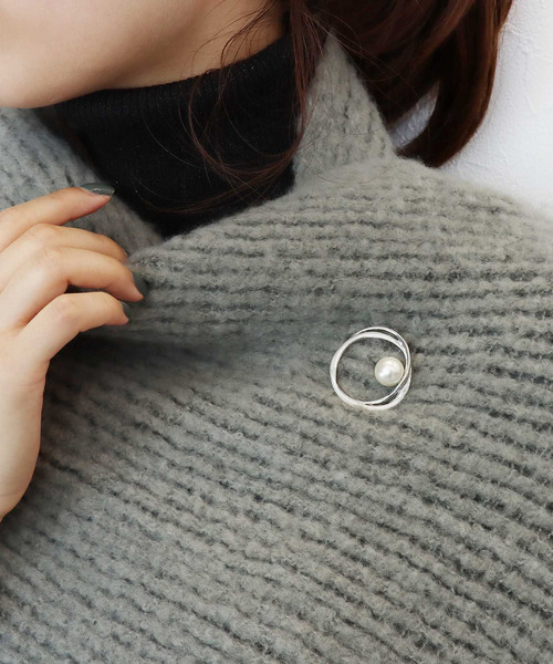 Three Four Time（ｽﾘｰﾌｫｰﾀｲﾑ）の「メタルサークルパールブローチ【入卒/フォーマル/デイリー】（ブローチ/コサージュ・レディース・シルバー/ゴールド・FREE）」の3枚目の写真