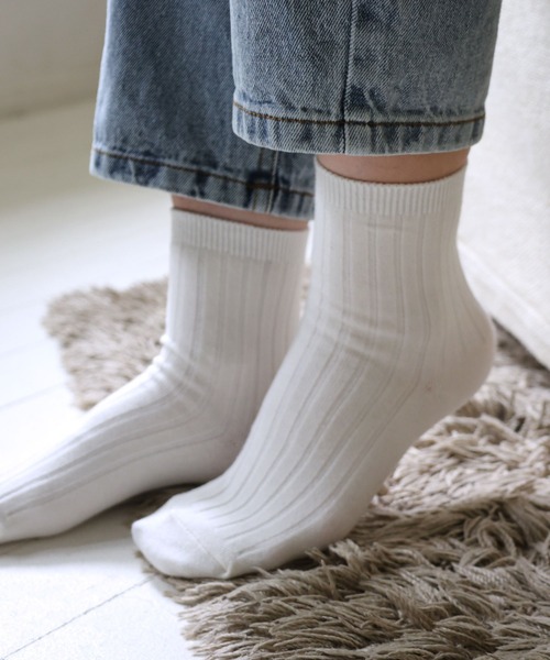 andme(アンドミー)の「ベーシックリブクルーソックス(ソックス/靴下・レディース・オフホワイト/チャコールグレー/ベージュ/ブラック/レッド/パープル/ライム/ブルー/オレンジ・23-25cm)」の1枚目の写真