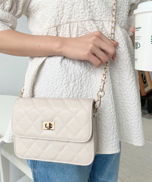 moment+(モーメントプラス)の「フェイクレザーキルティング チェーンショルダーバッグ(ショルダーバッグ・レディース・ブラック/オフホワイト/オレンジ/グリーン/アイボリー/ブルー/ベージュ/ボルドー/ブラウン・FREE)」の19枚目の写真