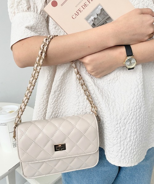 moment+(モーメントプラス)の「フェイクレザーキルティング チェーンショルダーバッグ(ショルダーバッグ・レディース・ブラック/オフホワイト/オレンジ/グリーン/アイボリー/ブルー/ベージュ/ボルドー/ブラウン・FREE)」の20枚目の写真