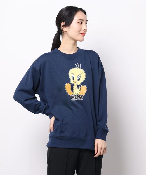 ACCOMMODE（アコモデ）の「ルーニー・テューンズ /ポンチBIGクルートレーナー（ウィメンズ）（スウェット・レディース・ネイビー/ベージュ・M）」の2枚目の写真