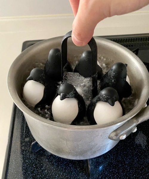 BIRTHDAY BAR（バースデイバー）の「【Peleg Design ペレグデザイン】エッグインズエッグホルダー（キッチンツール・レディース・ブラック・フリー）」の3枚目の写真