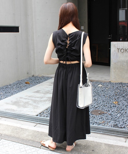 INGNI（イング）の「リネンライクBACKオープンノースリ／ワンピース（ワンピース・レディース・ブラック/オレンジ/ライトベージュ・M）」の2枚目の写真