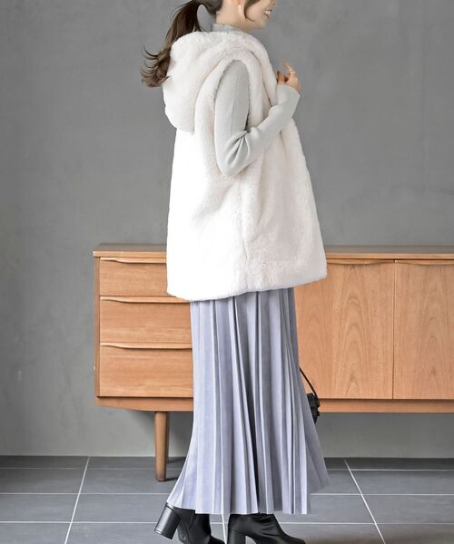 rps（アールピーエス）の「フェイクファーフードベスト（ベスト・レディース・ベージュ/アイボリー/モカ/チャコールグレー・フリー）」の17枚目の写真