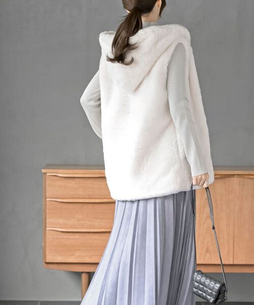 rps（アールピーエス）の「フェイクファーフードベスト（ベスト・レディース・ベージュ/アイボリー/モカ/チャコールグレー・フリー）」の18枚目の写真