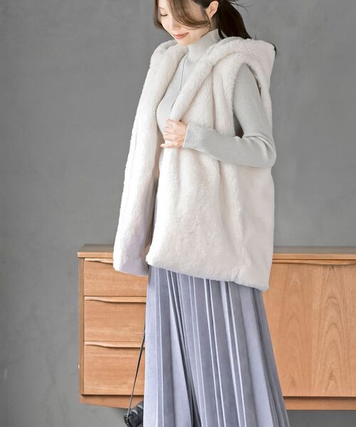 rps（アールピーエス）の「フェイクファーフードベスト（ベスト・レディース・ベージュ/アイボリー/モカ/チャコールグレー・フリー）」の19枚目の写真