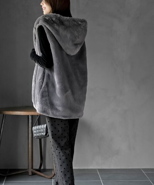 rps（アールピーエス）の「フェイクファーフードベスト（ベスト・レディース・ベージュ/アイボリー/モカ/チャコールグレー・フリー）」の11枚目の写真