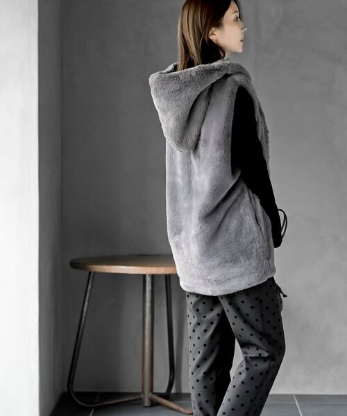 rps（アールピーエス）の「フェイクファーフードベスト（ベスト・レディース・ベージュ/アイボリー/モカ/チャコールグレー・フリー）」の12枚目の写真