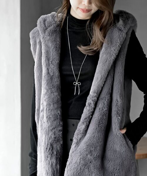 rps（アールピーエス）の「フェイクファーフードベスト（ベスト・レディース・ベージュ/アイボリー/モカ/チャコールグレー・フリー）」の13枚目の写真