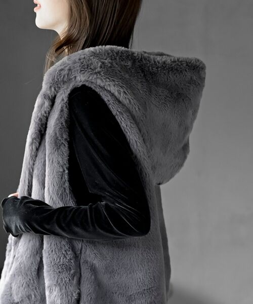 rps（アールピーエス）の「フェイクファーフードベスト（ベスト・レディース・ベージュ/アイボリー/モカ/チャコールグレー・フリー）」の14枚目の写真