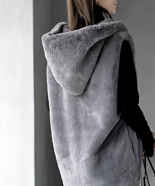 rps（アールピーエス）の「フェイクファーフードベスト（ベスト・レディース・ベージュ/アイボリー/モカ/チャコールグレー・フリー）」の15枚目の写真