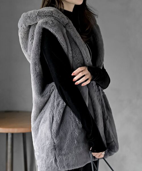 rps（アールピーエス）の「フェイクファーフードベスト（ベスト・レディース・ベージュ/アイボリー/モカ/チャコールグレー・フリー）」の16枚目の写真