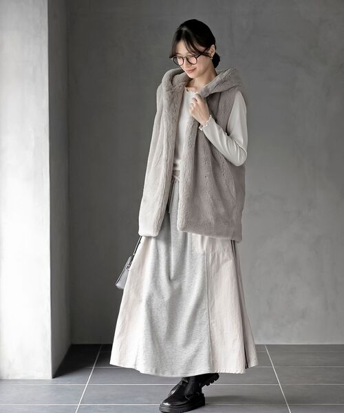 rps（アールピーエス）の「フェイクファーフードベスト（ベスト・レディース・ベージュ/アイボリー/モカ/チャコールグレー・フリー）」の5枚目の写真