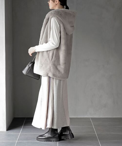 rps（アールピーエス）の「フェイクファーフードベスト（ベスト・レディース・ベージュ/アイボリー/モカ/チャコールグレー・フリー）」の6枚目の写真