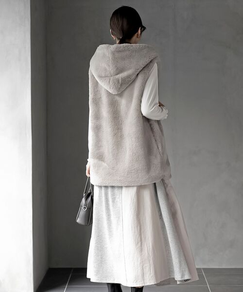 rps（アールピーエス）の「フェイクファーフードベスト（ベスト・レディース・ベージュ/アイボリー/モカ/チャコールグレー・フリー）」の7枚目の写真