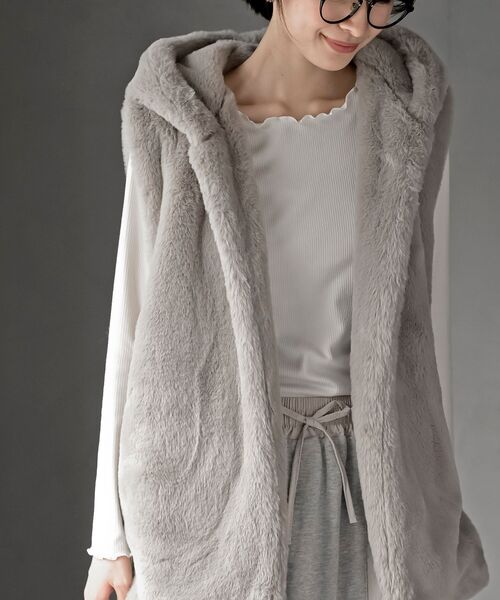 rps（アールピーエス）の「フェイクファーフードベスト（ベスト・レディース・ベージュ/アイボリー/モカ/チャコールグレー・フリー）」の9枚目の写真