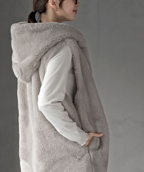 rps（アールピーエス）の「フェイクファーフードベスト（ベスト・レディース・ベージュ/アイボリー/モカ/チャコールグレー・フリー）」の10枚目の写真