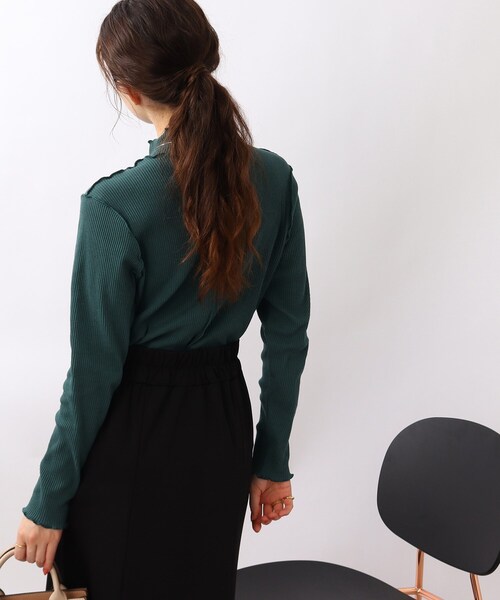 DRESKIP（ドレスキップ）の「◆【フェミニンにも、レイヤードにも活躍！】リブハイネック メロートップス（Tシャツ/カットソー・レディース・ブラック/オフホワイト/グリーン/ホワイト系3・02/03）」の6枚目の写真