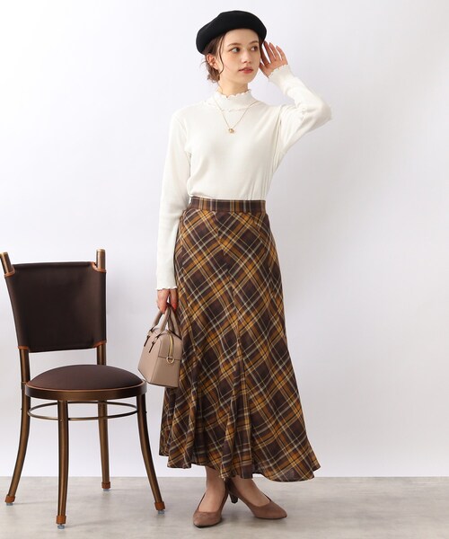 DRESKIP（ドレスキップ）の「◆【フェミニンにも、レイヤードにも活躍！】リブハイネック メロートップス（Tシャツ/カットソー・レディース・ブラック/オフホワイト/グリーン/ホワイト系3・02/03）」の8枚目の写真