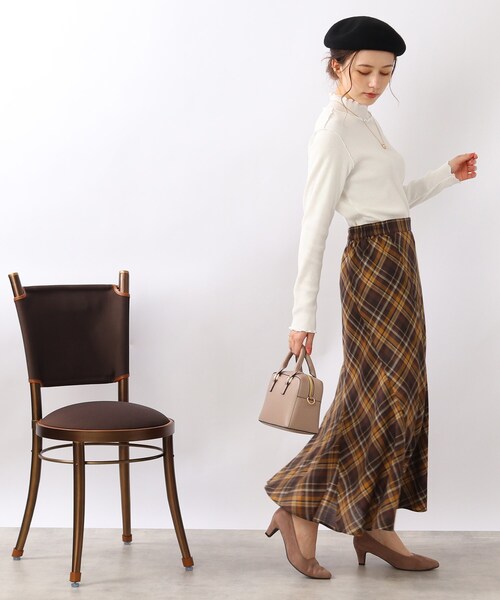 DRESKIP（ドレスキップ）の「◆【フェミニンにも、レイヤードにも活躍！】リブハイネック メロートップス（Tシャツ/カットソー・レディース・ブラック/オフホワイト/グリーン/ホワイト系3・02/03）」の12枚目の写真