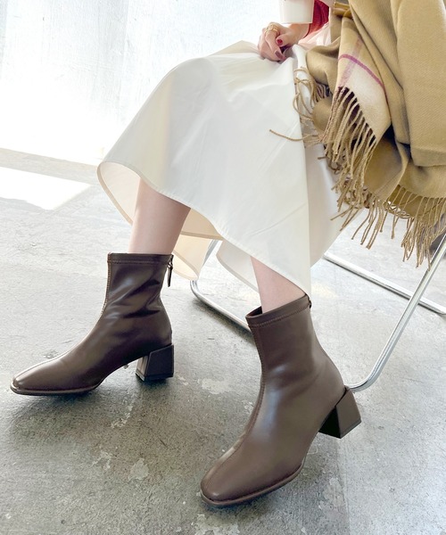 Futier land(フューティアランド)の「スクエアトゥオーバーヒールブーツ(ブーツ・レディース・キャメル/ブラウン/ブラック/アイボリー/グレイッシュベージュ・36/37/38/39/40)」の3枚目の写真