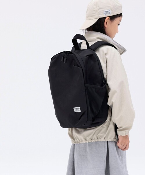 ARCH & LINE(アーチアンドライン)の「ARCH&LINE: EGG BAG 15L バックパック<KIDS>(バックパック/リュック・キッズ・グレー/ブラック/ベージュ・ONE SIZE)」の2枚目の写真