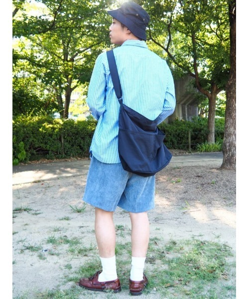 PLUS ONE(プラスワン)の「【PLUS ONE】PLワンルームショルダーバッグ(ショルダーバッグ・メンズ・ブラック/ライトベージュ・ONE SIZE)」の13枚目の写真