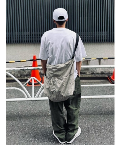 PLUS ONE(プラスワン)の「【PLUS ONE】PLワンルームショルダーバッグ(ショルダーバッグ・メンズ・ブラック/ライトベージュ・ONE SIZE)」の6枚目の写真