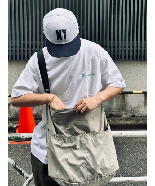 PLUS ONE(プラスワン)の「【PLUS ONE】PLワンルームショルダーバッグ(ショルダーバッグ・メンズ・ブラック/ライトベージュ・ONE SIZE)」の7枚目の写真