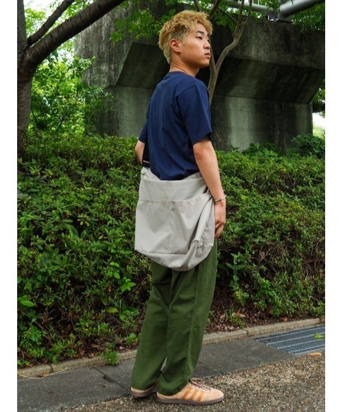 PLUS ONE(プラスワン)の「【PLUS ONE】PLワンルームショルダーバッグ(ショルダーバッグ・メンズ・ブラック/ライトベージュ・ONE SIZE)」の18枚目の写真