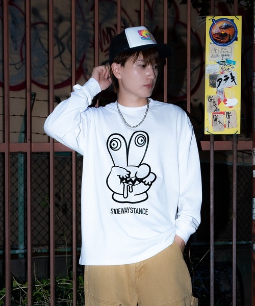 SIDEWAY STANCE（サイドウェイスタンス）の「【SIDEWAY STANCE】オリジナル グラフィック プリント ロンT（Tシャツ/カットソー・メンズ・I/L/M/ホワイト系その他2/J/ブラック系その他2/ブラック系その他/ホワイト系その他/A/E/D/H/F/B/G/C/イエロー系1/ブラック系1/ホワイト系1/ブラック系/Q/ホワイト系/N/イエロー系/K/ブラック系5/ブラック系4/ブルー系2/ホワイト系5/ブラック系3/ホワイト系4/ホワイト系3/ブルー系3/イエロー系2/イエロー系3/ホワイト系6/ブラック系6/イエロー系その他2/O/P/S/ブルー系その他2/R/イエロー系その他/ブルー系その他/グレー系その他/パープル/グレー/カーキ/ブルー系8/パープル系7/グレー系7/グレー系8/ブラック系8/ブラック系7/ホワイト系8/ホワイト系7/カーキ系3/ホワイト系その他4/ホワイト系その他3/ブラック系その他4/ブラック系その他3/イエロー系その他4/ホワイト系その他5/ブラック系その他5/グレー系その他5/ブラック系9/ホワイト系9/ブラック系その他6/ホワイト/その他1/その他2/その他3/その他6/ブラック系その他7/ホワイト系その他7/ブラック/その他/その他4/その他5/ホワイト系その他6・MEDIUM/LARGE/X-LARGE/SMALL）」の2枚目の写真