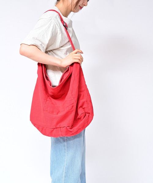 Alite cloth（アリーテクロス）の「キャンバス地ビッグショルダーバッグ（ショルダーバッグ・レディース・レッド/ホワイト/ブラック/カーキ・F）」の4枚目の写真