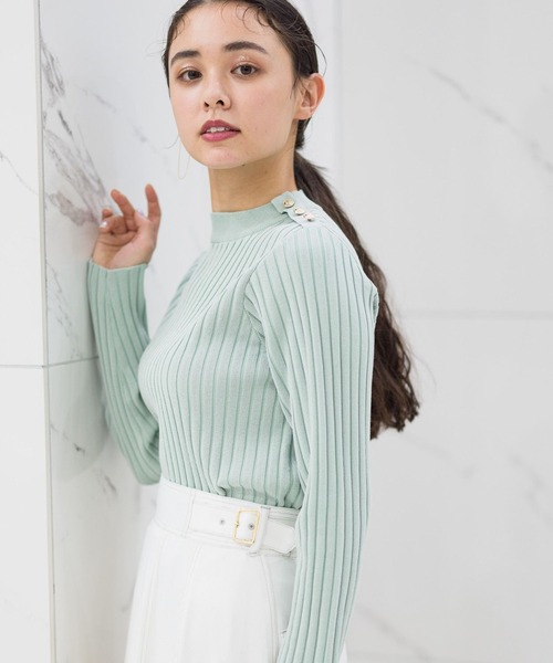 Andemiu(アンデミュウ)の「カタボタンリブニット109354(ニット/セーター・レディース・ブラック/ホワイト/ブルー/ピンク/ホワイト×ブラック・FREE)」の4枚目の写真